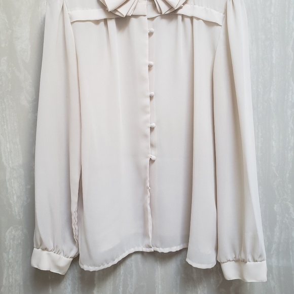 Vintage Polyester Blouse size 14 but fits more as a Medium. - Picture 6 of 9